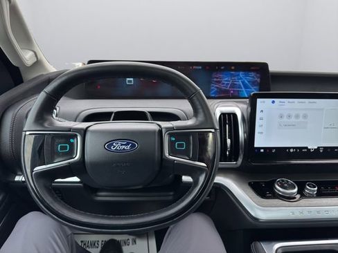 Used 2025 Ford Expedition Platinum image 14