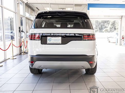 Used 2024 Land Rover Discovery S image 13