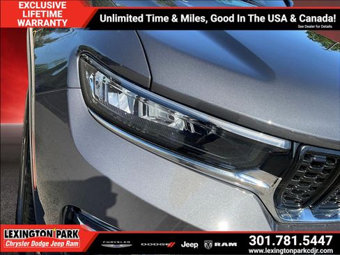 Used 2025 Jeep Grand Cherokee Limited AWD/4WD image 31