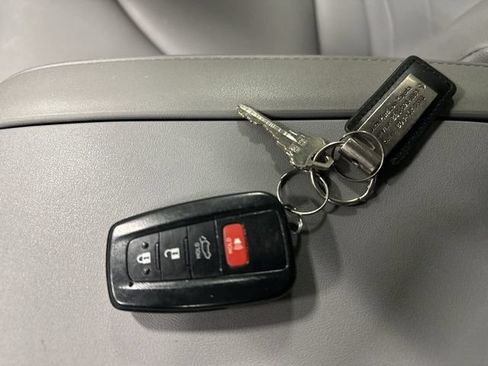 Used 2022 Toyota Highlander XLE FWD image 26