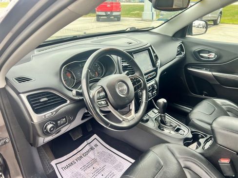 Used 2019 Jeep Cherokee Limited image 3