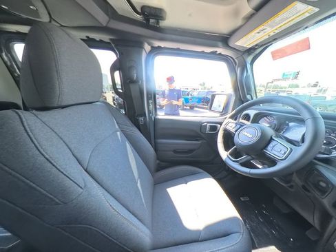 New 2025 Jeep Gladiator Sport image 28