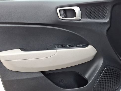 Certified 2025 Hyundai Venue SEL FWD image 11