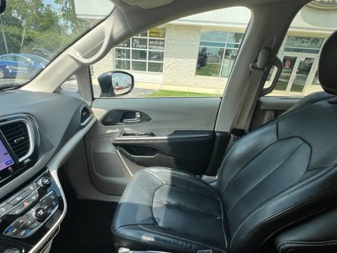 Used 2022 Chrysler Pacifica Touring-L FWD image 20