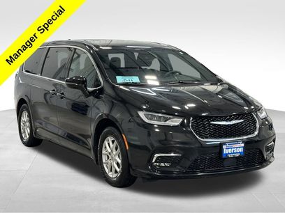 Used 2025 Chrysler Pacifica Select