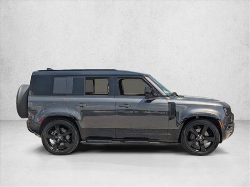 Used 2025 Land Rover Defender 110 X-Dynamic SE AWD/4WD image 4