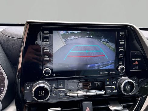 Used 2022 Toyota Highlander XLE FWD image 27