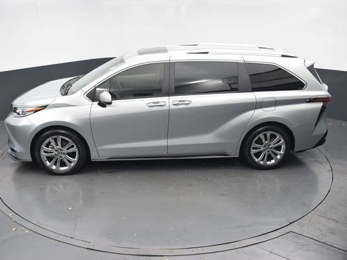 Used 2023 Toyota Sienna Platinum image 34