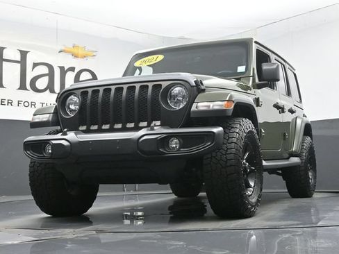 Used 2021 Jeep Wrangler Unlimited Sahara w/ Uconnect 4C Nav & Sound Group AWD/4WD image 4