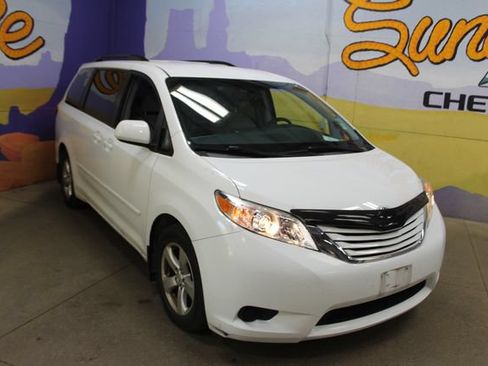 Used 2017 Toyota Sienna LE FWD image 2