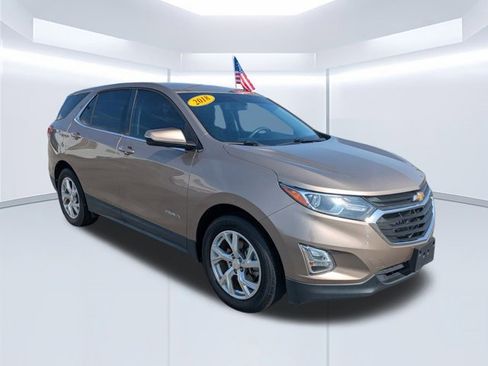 Used 2018 Chevrolet Equinox LT image 2