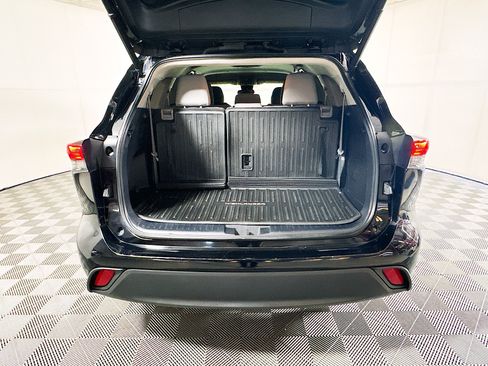 Used 2023 Toyota Highlander LE AWD/4WD image 31