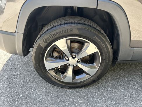 Certified 2019 Jeep Cherokee Limited AWD/4WD image 6