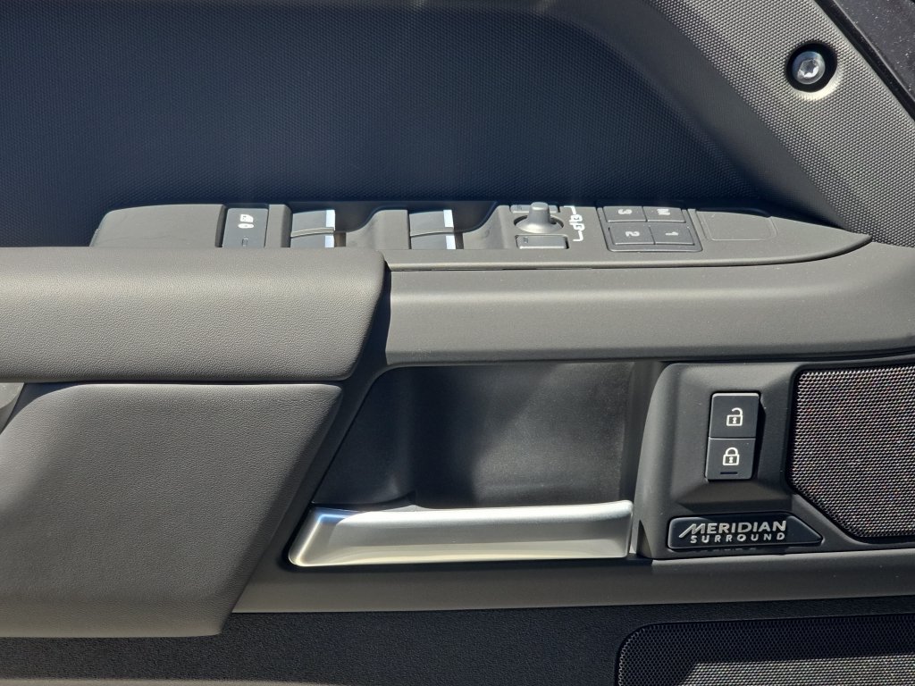 New 2026 Land Rover Defender 110 X-Dynamic SE AWD/4WD image 28
