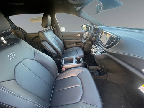 New 2026 Chrysler Pacifica Select image 15