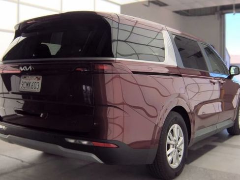 Used 2023 Kia Carnival LX FWD image 2