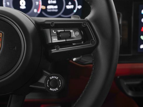 Used 2025 Porsche Cayenne GTS image 21