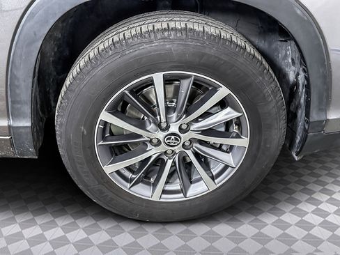 Used 2018 Toyota Highlander XLE image 32