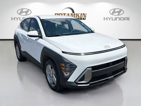 Certified 2025 Hyundai Kona SE FWD image 3