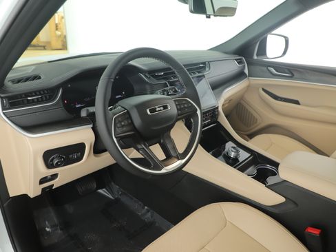 Used 2025 Jeep Grand Cherokee Limited w/ Luxury Tech Group II image 4