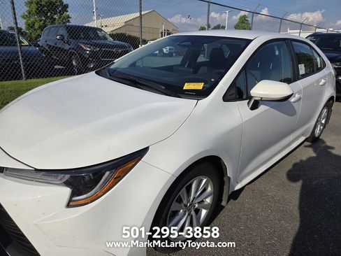 Used 2025 Toyota Corolla LE w/ LE Premium Package FWD image 4