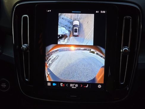 Certified 2025 Volvo XC40 B5 Plus image 16