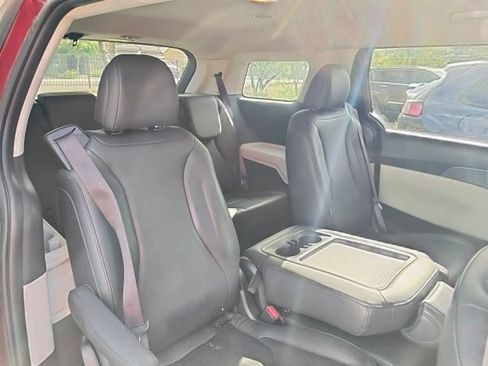 Used 2024 Kia Carnival LX FWD image 23