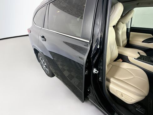 Used 2024 Toyota Highlander XLE FWD image 28