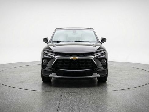Used 2025 Chevrolet Blazer LT FWD image 2
