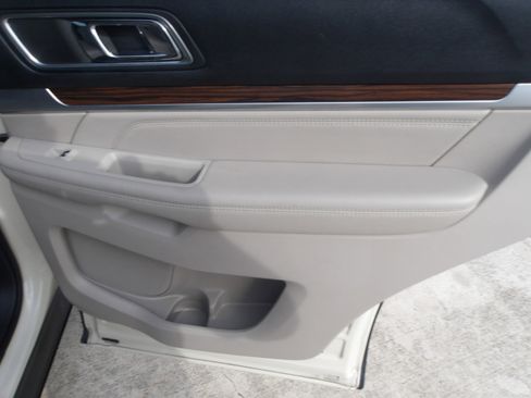 Used 2018 Ford Explorer Limited w/ Equipment Group 301A image 7