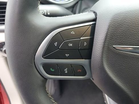 Certified 2024 Chrysler Pacifica Touring-L image 10