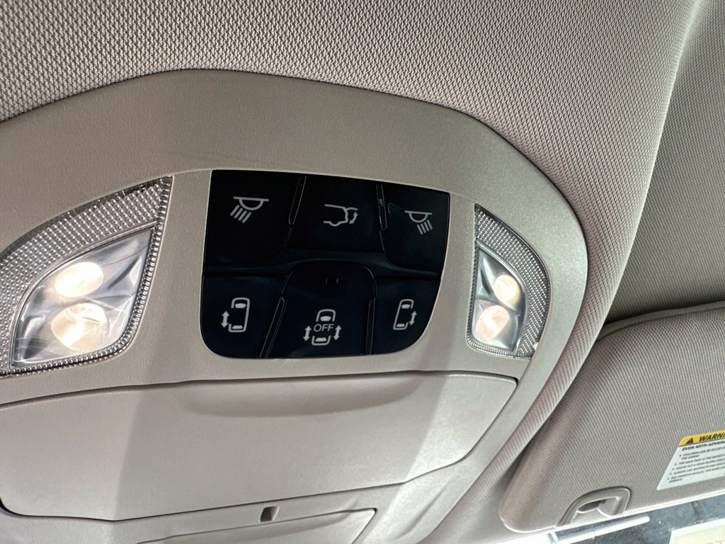 Used 2023 Chrysler Pacifica Touring-L FWD image 16
