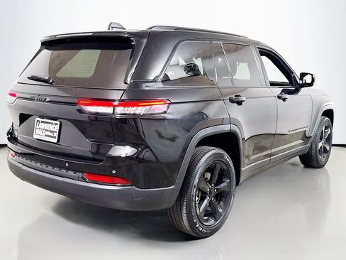 Used 2023 Jeep Grand Cherokee Altitude AWD/4WD image 4