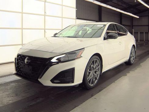 Used 2024 Nissan Altima 2.0 SR FWD image 1