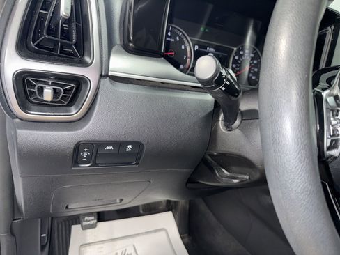 Used 2023 Kia Sorento LX FWD image 32