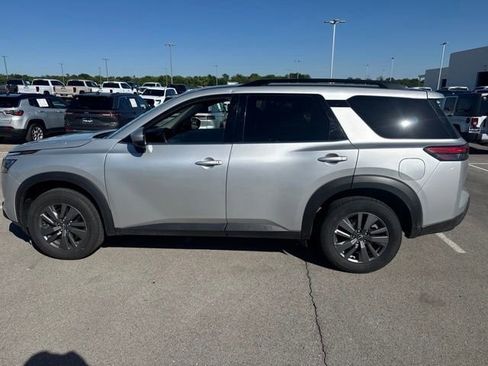 Used 2025 Nissan Pathfinder SV FWD image 6