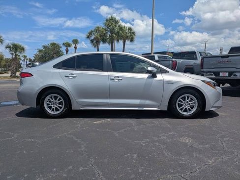 Used 2021 Toyota Corolla LE FWD image 3