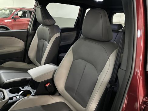 Used 2025 Subaru Forester Limited image 14