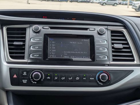 Used 2019 Toyota Highlander LE AWD/4WD image 19