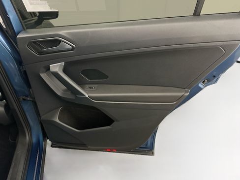 Used 2018 Volkswagen Tiguan SE AWD/4WD image 30
