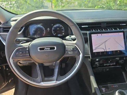 Used 2023 Jeep Grand Cherokee Limited w/ Black Appearance Package AWD/4WD image 9
