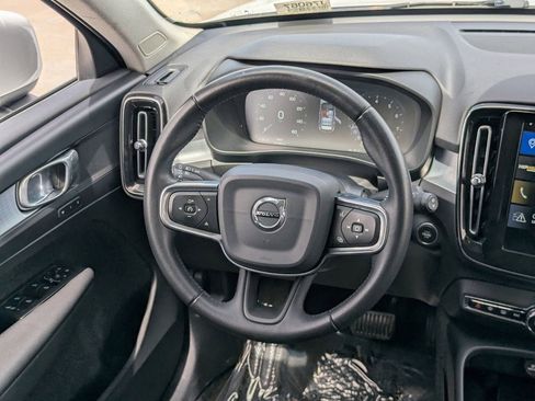 Used 2020 Volvo XC40 T4 Momentum w/ Protection Package Premier image 13
