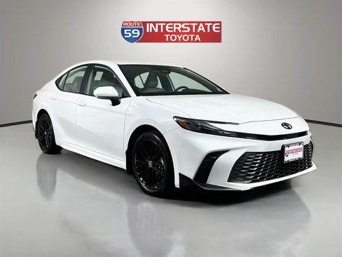 Used 2025 Toyota Camry SE w/ Convenience Package AWD/4WD image 1