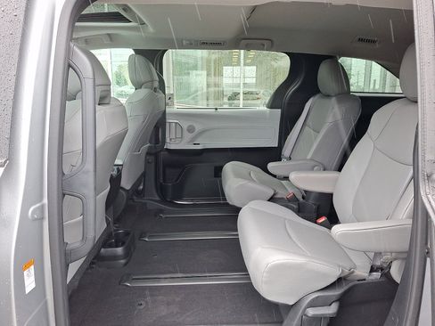 Certified 2025 Toyota Sienna XLE AWD/4WD image 10