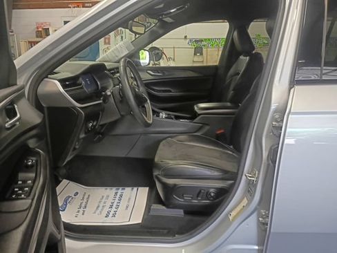 Used 2023 Jeep Grand Cherokee L Laredo AWD/4WD image 7