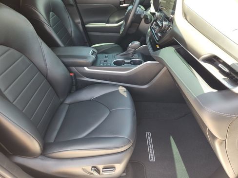 Used 2023 Toyota Highlander XLE FWD image 17