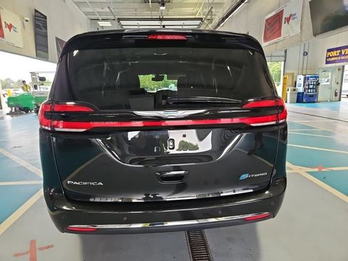 Used 2021 Chrysler Pacifica Touring-L w/ Uconnect Theater Family Group FWD image 2