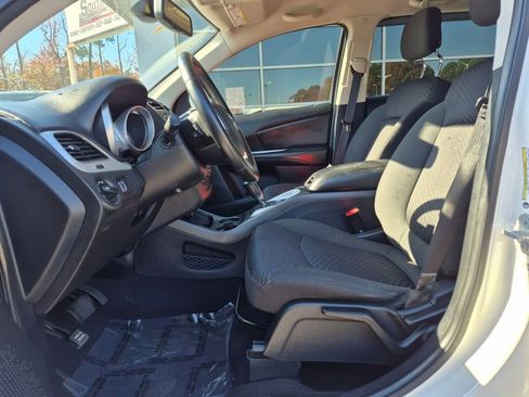 Used 2018 Dodge Journey SE w/ Popular Equipment Group image 2