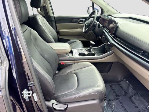 Used 2025 Kia Carnival FWD image 31