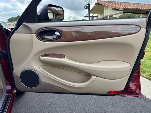 Used 2001 Jaguar XJ8 image 18